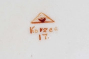 S/CS/1397/ML - Talerz płytki, okrągły, gładki, brzeg konturowany złotem. Kołnierz zdobiony malowaną girlandą bratków trójbarwnych z zielonymi łodyżkami, w lustrze regularnie rozmieszczone 4 pojedyncze kwiatki z listkami.
 