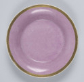 S/CS/133/2/ML - Spodek okrągły, wgłębiony, gładki, z rozchylonym kołnierzem. 
Powierzchnia matowa malowana w całości na różowy kolor, wylew  obwiedziony złotym paskiem.
