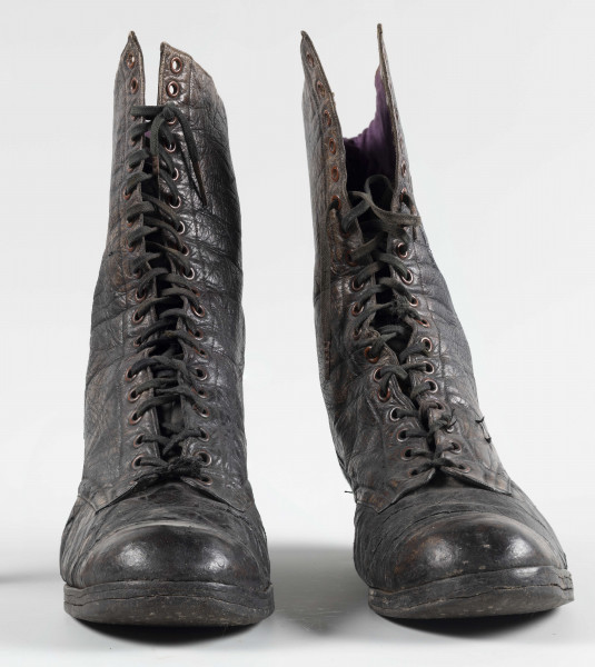 E/10891/ML - Trzewiki skórzane, z czarnej skóry. Z cholewką wys. 13,5 cm, na obcasie 4 cm, sznurowane. Zaokrąglony nosek i zapięcie usztywnione.