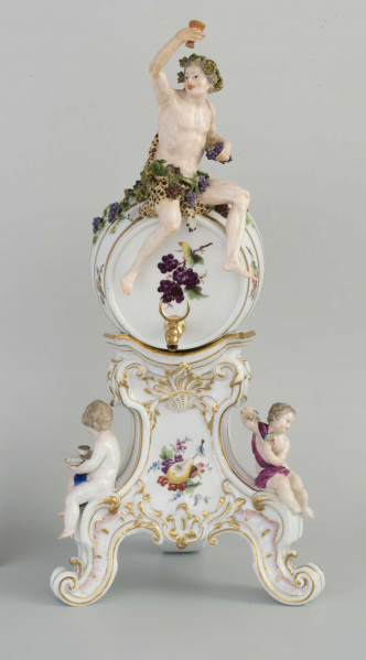 Grupa porcelanowa złoźona z dwóch elementów
1. beczka z siedzącym na niej Bachusem
2. podstawa zdobiona figurkami puttów