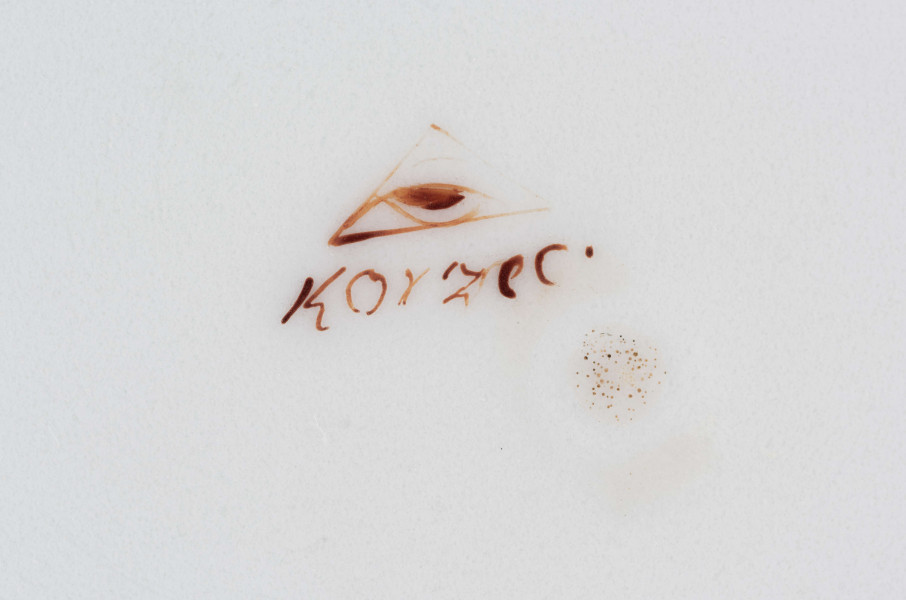 S/CS/1491/ML - Talerz płytki, okrągły, gładki. Kołnierz zdobiony malowaną girlandą różowych różyczek ze złotymi listkami ujętą w złote paski. Pośrodku lustra podwójne złote kółko.
 