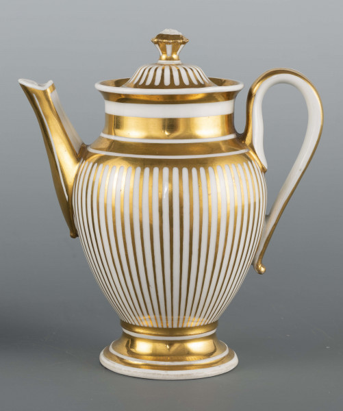 S/CS/1382/ML - Stopa lejkowa, profilowana, korpus owoidalny, szyja cylindryczna z lekko wywinietym wylewem, pokrywka wysklepiona z wystającym uchwytem w formie rozetki, dziobek rurkowy, ucho wysokie w formi litery 