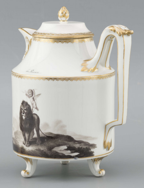 S/CS/1480/ML - Dzbanek cylindryczny, na trzech nóżkach w kształcie lwich łap, szyja w formie zwężonego pierścienia, wylew z dziobkiem, ucho dołem prostokątnie załamane, górą wygięte, rozdwojone, z reliefowymi liśćmi w osadzeniach. Przykrywa w formie wąskiego, konicznego pierścienia, z uchwytem w kształcie szyszki. Dekoracja drukowana en grisaille w kolorze czarnym. Po obu stronach brzuśca sceny alegoryczne: lew prowadzony na pasku przez amorka, powyżej napis 