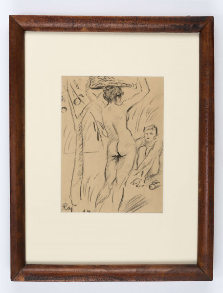 Scena rodzajowa w pionowym prostokącie przedstawiająca kobietę i mężczyznę w tytułowym raju. W centrum kompozycji naga postac kobieca , ujęta całopostaciowo, tyłem do widza, uniesionymi  rękami podtrzymuje kosz oparty na głowie. Przed nią postać męska, w pozycji siedzącej, z przywiedzonymi do klatki piersiowej nogami. Na wysokości stóp jabłko. Po lewej zarysowane drzewo poznania dobra i zła. Przedstawienie szkicowe, postaci okreslone konturem.
