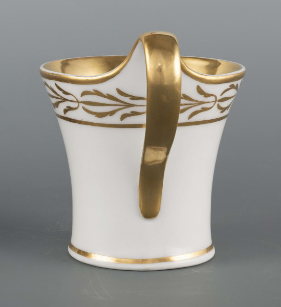 S/CS/145/ML - Filiżanka koniczna, ucho pętelkowe. Dekoracja malowana wielobarwnie i złocona. Frontalnie na białym tle malowany bukiet niezapominajek a nad nim napis złotem 