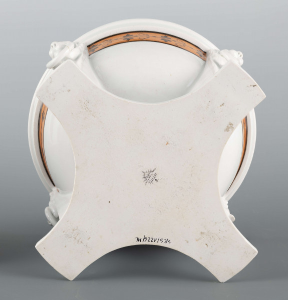 S/CS/1226/ML - Półkulista czasza wsparta na czterech podporach przymocowa- nych do płaskiej wielobocznej podstawy. Podpory u nasady zakończone lwimi łapami, w zwieńczeniu antabami z lwimi maskami. Wylew obwiedziony jest cynobrową bordiurą z czarnymi konturami, czaszę obiega fryz czarnej winorośli na cynobrowym tle. Brak pokrywy
 