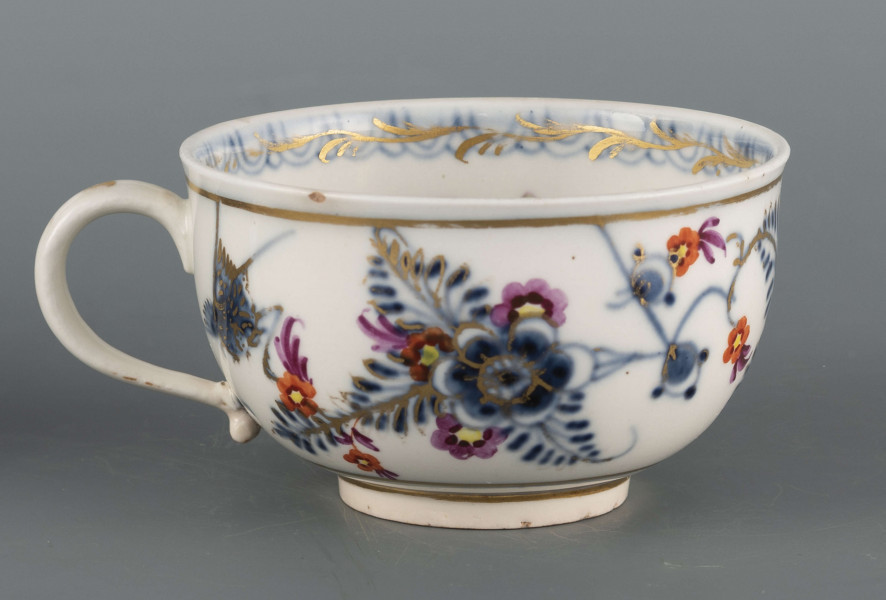 S/CS/1560/1/ML - Filiżanka niska, półkulista, rozszerzająca się ku górze, na pierścieniowej podstawie, ucho z okrągłego wałka w kształcie litery 