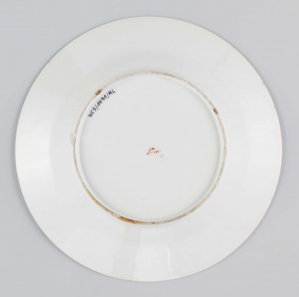 S/CS/1491/ML - Talerz płytki, okrągły, gładki. Kołnierz zdobiony malowaną girlandą różowych różyczek ze złotymi listkami ujętą w złote paski. Pośrodku lustra podwójne złote kółko.
 
