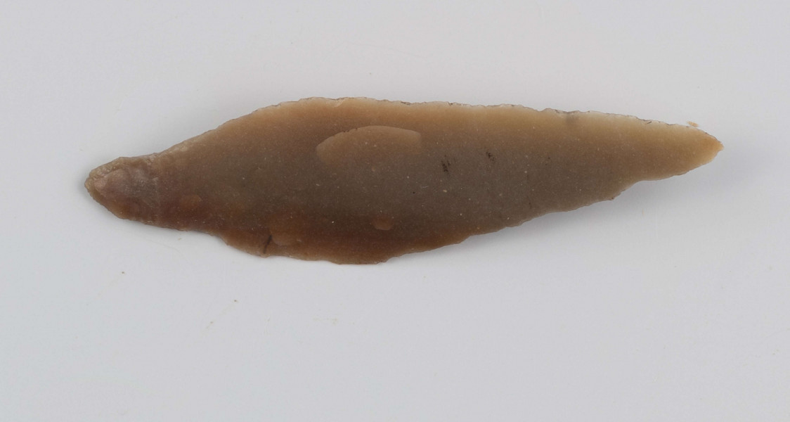 Liściak dwukątowy, nasada na stronie wierzchniej uformowana retuszem półstromym, strona spodnia nasady płasko łuskana, wierzchołem uformowany w półtylec