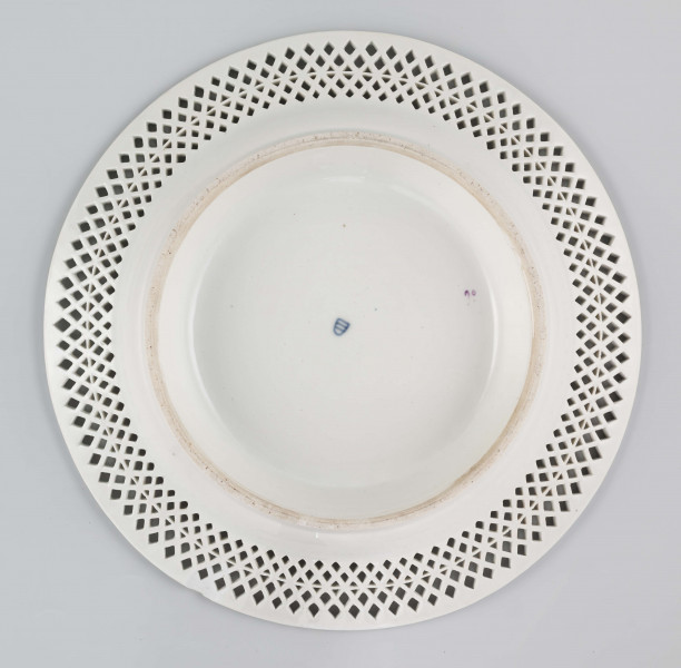 S/CS/1371/ML - Kosz konicznie wgłębiony, kołnierz ażurowy - w dolnej części pionowe równoległe pręty, w górnej ukośna kratownica), wylew obwiedziony półwałkiem. Dekoracja malowana barwnie: lustro obwiedzione wicią winorośli z trzema gałązkami niezapominajek, elementy koszykowe konturowane zielenią, krawędzie od zewnątrz podkreślone błękitnymi pionowymi kreskami.  