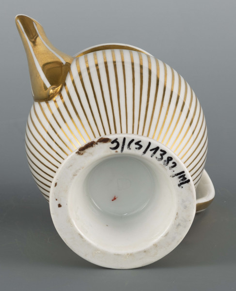 S/CS/1382/ML - Stopa lejkowa, profilowana, korpus owoidalny, szyja cylindryczna z lekko wywinietym wylewem, pokrywka wysklepiona z wystającym uchwytem w formie rozetki, dziobek rurkowy, ucho wysokie w formi litery 