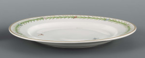 S/CS/1557/ML - Talerz płytki, okrągły, gładki, na kołnierzu malowana zielona  girlanda gęsto uplecionych pędów sitowia, w które wkomponowano pojedyncze kwiatki niezapominajek - niebieskie, czerwone i filoletowe. 
 