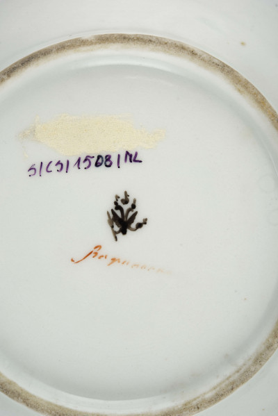 Talerz głęboki, okrągły, gładki, zdobiony malowanym rzutem drobnych chaberków z błękitnymi kwiatkami i zielonymi listkami, krawędź obwiedziona zielonym konturem.
Na spodzie malowane znaki:
 