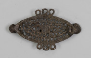 1396/A/ML/2 - Ażurowa fibula z brązu będąca elementem dwuczęściowej ozdoby. Na ornament składają się trzy koncentryczne listwy soczewkowate połączone ze sobą naprzemianlegle skośnymi, krótkimi poprzeczkami, tworzącymi trójkąty. Na dłuższej osi tarczki umieszczone są trzy symetrycznie guzki. Po środku dłuższych boków tarczki, naprzeciw siebie znajdują się potrójne uszka. 