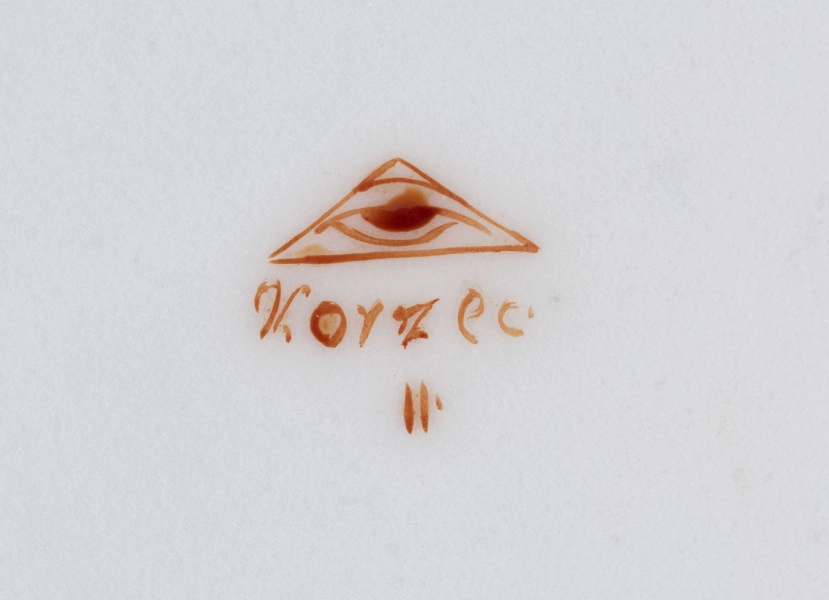 S/CS/1431/ML - Talerz płytki, okrągły, gładki. Dekoracja malowana wielobarwnie: w lustrze bukiet z dominujacym czerwono- fioletowym makiem i fioletowymi prymulkami, na kołnierzu drobne gałązki z kwiatami niebieskich niezapominajek, czerwonych dzwonków i fioletowych margerytek.
 