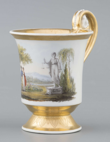 S/CS/1583/ML - Filiżanka koniczna, wylew lekko wywinięty, stopa w kształcie ściętego stożka, ucho wyciągnięte ponad wylew z rozetą  w górnym osadzeniu i wzorem perełek na powierzchni. Dekoracja malowana wielobarwnie: frontalnie na białym tle miniatura ze sceną parkową: od lewej drzewo, para spacerująca wokół gazonu, w głębi daleki pejzaż, na prawo stojąca rzeżba - personifikacja Sprawiedliwości z podpisem na cokole 