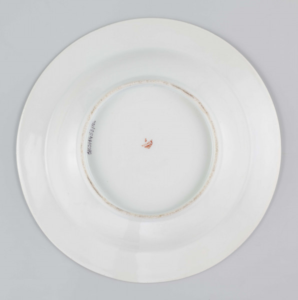 S/CS/1453/ML - Talerz głęboki, okrągły, gładki. Dekoracja malowana wielobarwnie: w lustrze bukiet z żółtym żonkilem, czerwonymi onętkami i bratkiem polnym, na kołnierzu 3 drobne gałązki z kwiatami.

 