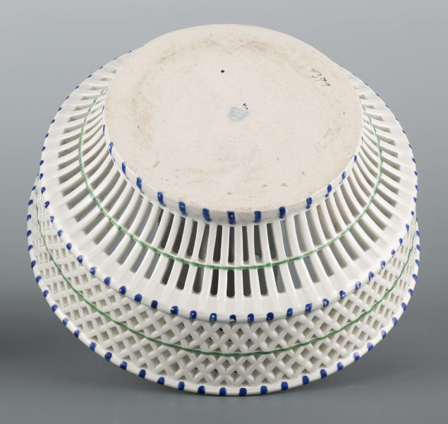 S/CS/1371/ML - Kosz konicznie wgłębiony, kołnierz ażurowy - w dolnej części pionowe równoległe pręty, w górnej ukośna kratownica), wylew obwiedziony półwałkiem. Dekoracja malowana barwnie: lustro obwiedzione wicią winorośli z trzema gałązkami niezapominajek, elementy koszykowe konturowane zielenią, krawędzie od zewnątrz podkreślone błękitnymi pionowymi kreskami.  