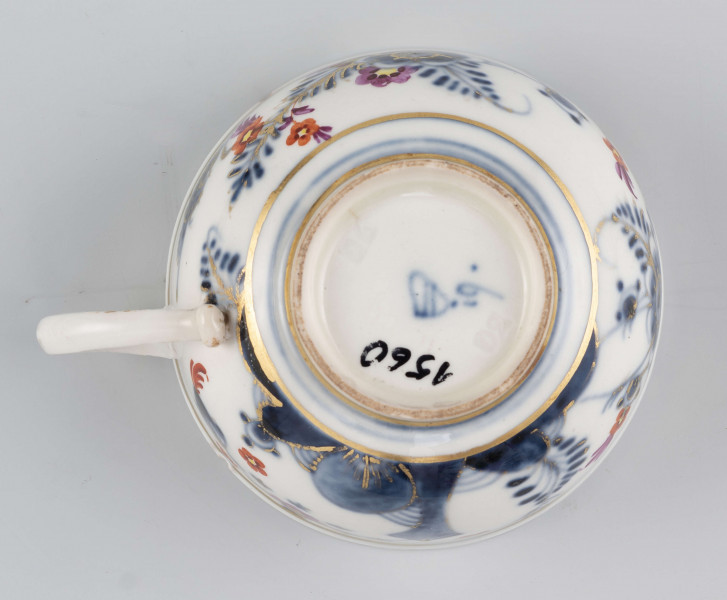 S/CS/1560/1/ML - Filiżanka niska, półkulista, rozszerzająca się ku górze, na pierścieniowej podstawie, ucho z okrągłego wałka w kształcie litery 