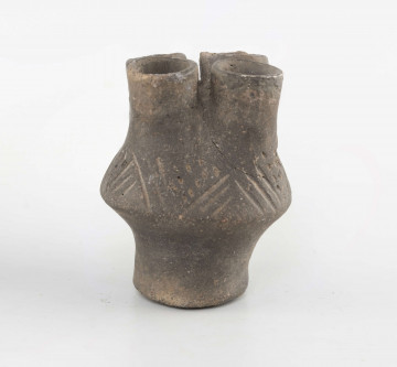 Naczynko czterokielichowate - dno płaskie wyodrębnione. Wysoka nóżka przechodzi w ostro profilowany brzusiec, który rozdziela się w cztery 