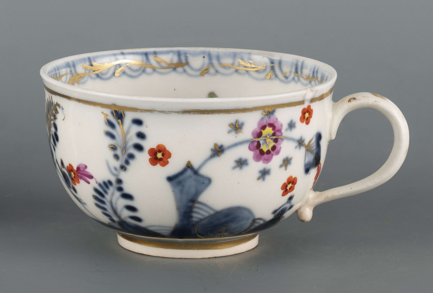 S/CS/1560/1/ML - Filiżanka niska, półkulista, rozszerzająca się ku górze, na pierścieniowej podstawie, ucho z okrągłego wałka w kształcie litery 