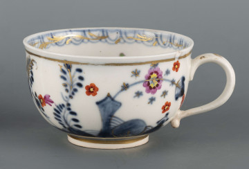 S/CS/1560/1/ML - Filiżanka niska, półkulista, rozszerzająca się ku górze, na pierścieniowej podstawie, ucho z okrągłego wałka w kształcie litery 