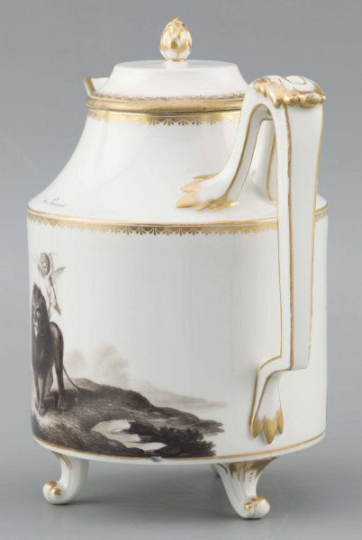 S/CS/1480/ML - Dzbanek cylindryczny, na trzech nóżkach w kształcie lwich łap, szyja w formie zwężonego pierścienia, wylew z dziobkiem, ucho dołem prostokątnie załamane, górą wygięte, rozdwojone, z reliefowymi liśćmi w osadzeniach. Przykrywa w formie wąskiego, konicznego pierścienia, z uchwytem w kształcie szyszki. Dekoracja drukowana en grisaille w kolorze czarnym. Po obu stronach brzuśca sceny alegoryczne: lew prowadzony na pasku przez amorka, powyżej napis 