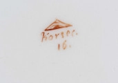 S/CS/1557/ML - Talerz płytki, okrągły, gładki, na kołnierzu malowana zielona  girlanda gęsto uplecionych pędów sitowia, w które wkomponowano pojedyncze kwiatki niezapominajek - niebieskie, czerwone i filoletowe. 
 