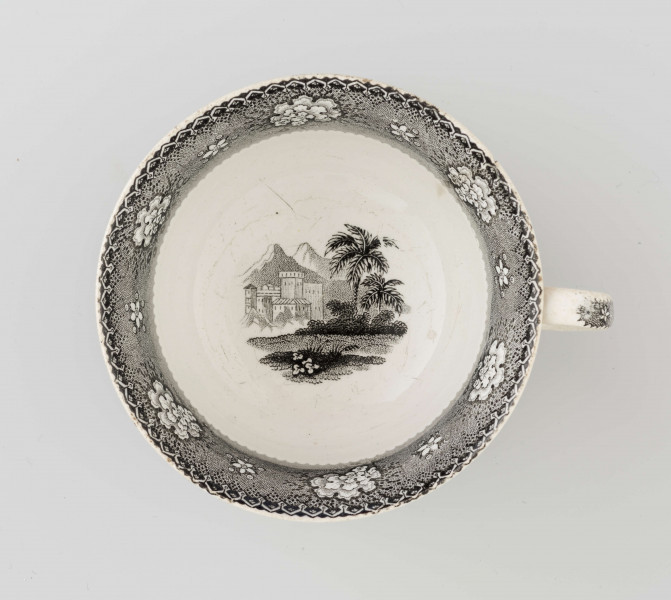 Filiżanka dzwonowata na pierścieniowej podstawie, ucho pętelkowe w kształcie cyfry 