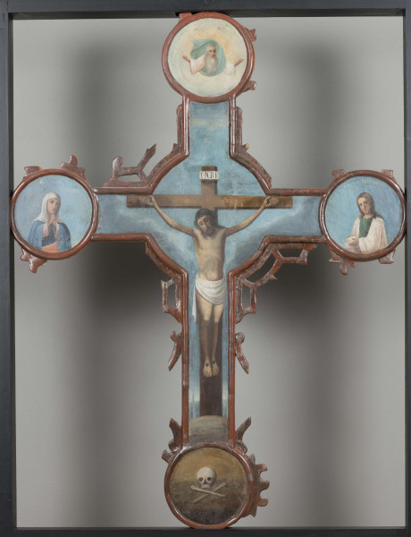 E/16803/ML - Krzyż dwustronny, po obu stronach po 5 pól z malowanymi przedstawieniami – z jednej strony temat Ukrzyżowania, z drugiej – Zmartwychwstania. Tło na obu stronach błękitne, z obłokami.

Ukrzyżowanie
W centrum Chrystus Ukrzyżowany: w cierniowej koronie, perizonium, ze stopami przybitymi, każda odrębnym gwoździem. Na górnym ramieniu tabliczka z napisem INRI. W polu pod krzyżem widnieje czaszka i skrzyżowane piszczele. W polu po lewej – Maryja ze złożonymi dłońmi, ubrana w błękitną suknię i biały maforion, obok zachowany fragment inskrypcji (MP). Po prawej św. Jan (C. IOAHN) w błękitnej szacie spodniej i białym płaszczu, z dłońmi skierowanymi w stronę Chrystusa. W górnym polu – Bóg Ojciec wychylający się spośród chmur, w rozwianym płaszczu, z napisem: ??? ???.
Zmartwychwstanie
W centrum ukazany jest Chrystus Zmartwychwstały; prawą dłoń unosi ku górze, jego głowę otacza poświata. Ubrany jest w jasnoróżową szatę spodnią i błękitny płaszcz. W polu poniżej widoczny jest pusty sarkofag. Ponad nim widnieje napis: BOCKPECEHIE ?????. W polu po lewej – w jasnych szatach ukazany jest anioł trzymający płytę nagrobną, po prawej – jedna z myrofor, z naczyniem na olejek w dłoniach, ubrana w błękitną suknię i biały maforion. W górnym polu, pośród chmur, w jasnej poświacie widnieje oko opatrzności (oko wpisane w trójkąt).
Wszystkie twarze, oprócz Boga Ojca, mają identyczne rysy. Ograniczona gama barwna. 
Przemieszanie napisów cyrylickich i łacińskich świadczy o środowisku unickim.

Konserwacja: 2010