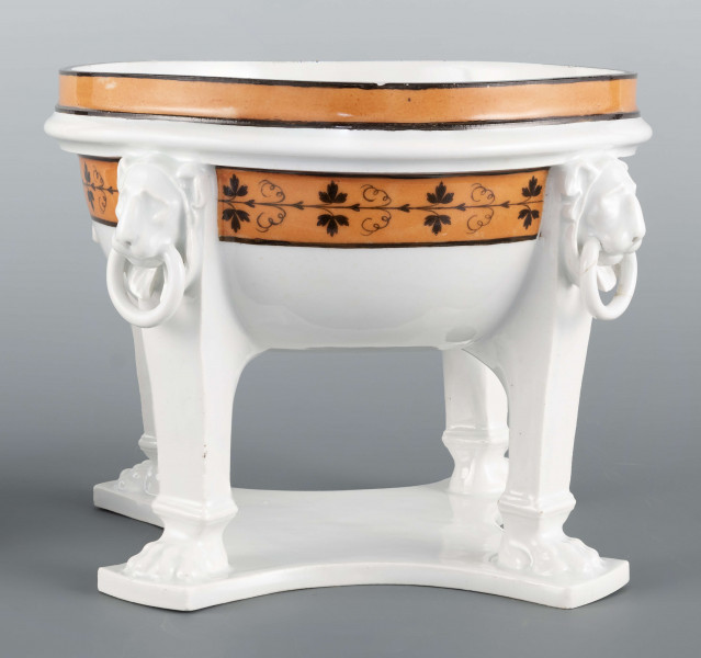 S/CS/1226/ML - Półkulista czasza wsparta na czterech podporach przymocowa- nych do płaskiej wielobocznej podstawy. Podpory u nasady zakończone lwimi łapami, w zwieńczeniu antabami z lwimi maskami. Wylew obwiedziony jest cynobrową bordiurą z czarnymi konturami, czaszę obiega fryz czarnej winorośli na cynobrowym tle. Brak pokrywy
 