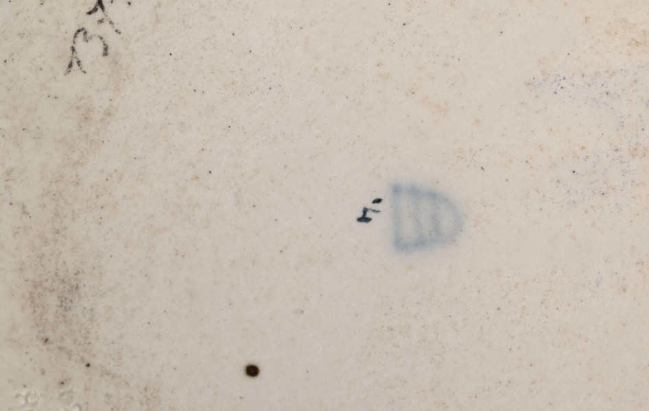 S/CS/1371/ML - Kosz konicznie wgłębiony, kołnierz ażurowy - w dolnej części pionowe równoległe pręty, w górnej ukośna kratownica), wylew obwiedziony półwałkiem. Dekoracja malowana barwnie: lustro obwiedzione wicią winorośli z trzema gałązkami niezapominajek, elementy koszykowe konturowane zielenią, krawędzie od zewnątrz podkreślone błękitnymi pionowymi kreskami.  