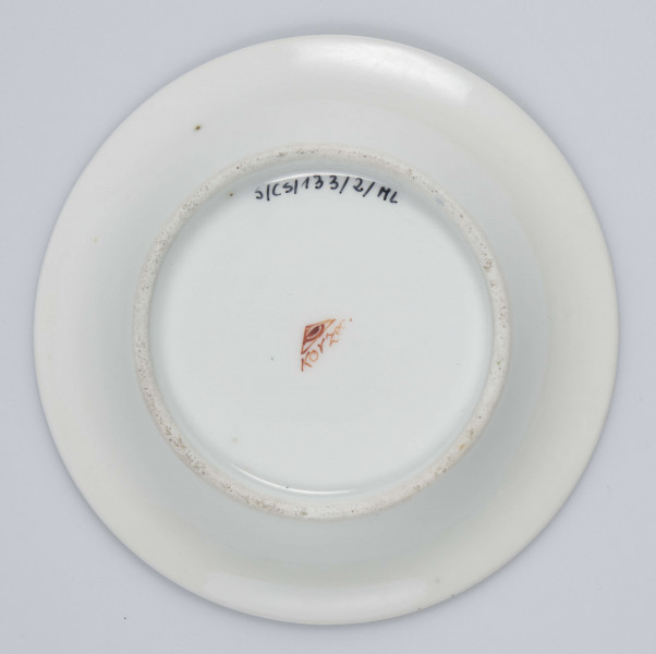 S/CS/133/2/ML - Spodek okrągły, wgłębiony, gładki, z rozchylonym kołnierzem. 
Powierzchnia matowa malowana w całości na różowy kolor, wylew  obwiedziony złotym paskiem.
