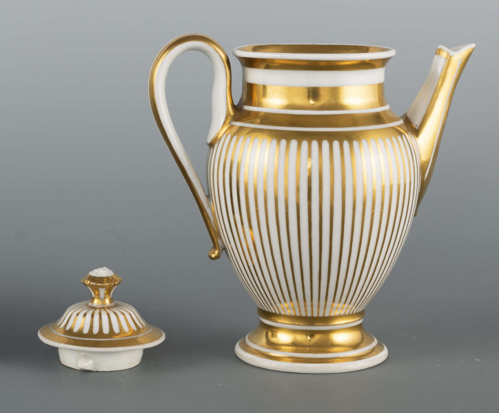 S/CS/1382/ML - Stopa lejkowa, profilowana, korpus owoidalny, szyja cylindryczna z lekko wywinietym wylewem, pokrywka wysklepiona z wystającym uchwytem w formie rozetki, dziobek rurkowy, ucho wysokie w formi litery 