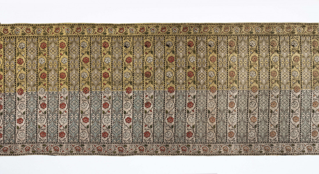 Pas kontuszowy czterostronny.
Ornament:
głowy - dwa motywy ukwieconych rozet wpisanych w owalne medaliony
środek - poprzeczne pólka na przemian z motywami wici kwiatowej i połączonych rozet, obrzeżenia pionowe i poziome z wicią jak w pólkach
obwódki - w trójkąciki
Kolor:
tło - w połowie srebrne, w połowie złote
ornament - kwiaty jasnoczerwone w głowach, w pólkach na przemian jasnoczerwone i białe, listki zielone, gałązki i trójkąciki czarne
strona lewa w połowie zielona w połowie czerwona
Frędzla wiązana, doszyta, w połowie srebrna, w połowie złota
Sygnatura wytkana w narożnikach obu głów: 