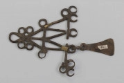 1396/A/ML/3 - Ażurowa, brązowa zawieszka z wisiorkami (tylko 1 nie uległ zniszczeniu) będąca częścią tzw. 