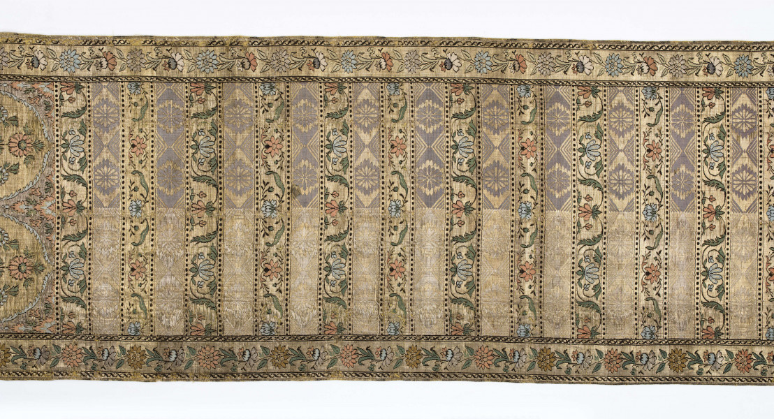 Pas kontuszowy 4-stronny
Ornament:
głowy - dwa motywy ukwieconych rozet wpisanych w owalne medaliony
środek - poprzeczne pólka w układzie a,b,a,c
a - z motywem rombów z rozetami
b i c - z dwoma odmiennymi motywami zgeometryzowanej wici kwiatowej
obrzeżenia - z motywem gałązek kwiatowych 
obwódki pionowe w przeplatające się wężyki, poziome w kółeczka
Kolor:
pr. - tło złote, ornement  - kwiaty w głowach i pólkach b, c, na przemian łososiowe i jasnoniebieskie, listki zielone, gałązki i kontury czarne, romby w pólkach a w połowie niebieskie, w połowie białe
l. - tło czarne, pólka a w połowie czerwone, w połowie zielone, 
Frędzla doszyta, pleciona, złota
W narożnikach sygnatura wytkana w prostokącie: 