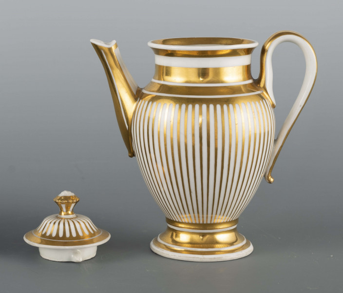 S/CS/1382/ML - Stopa lejkowa, profilowana, korpus owoidalny, szyja cylindryczna z lekko wywinietym wylewem, pokrywka wysklepiona z wystającym uchwytem w formie rozetki, dziobek rurkowy, ucho wysokie w formi litery 