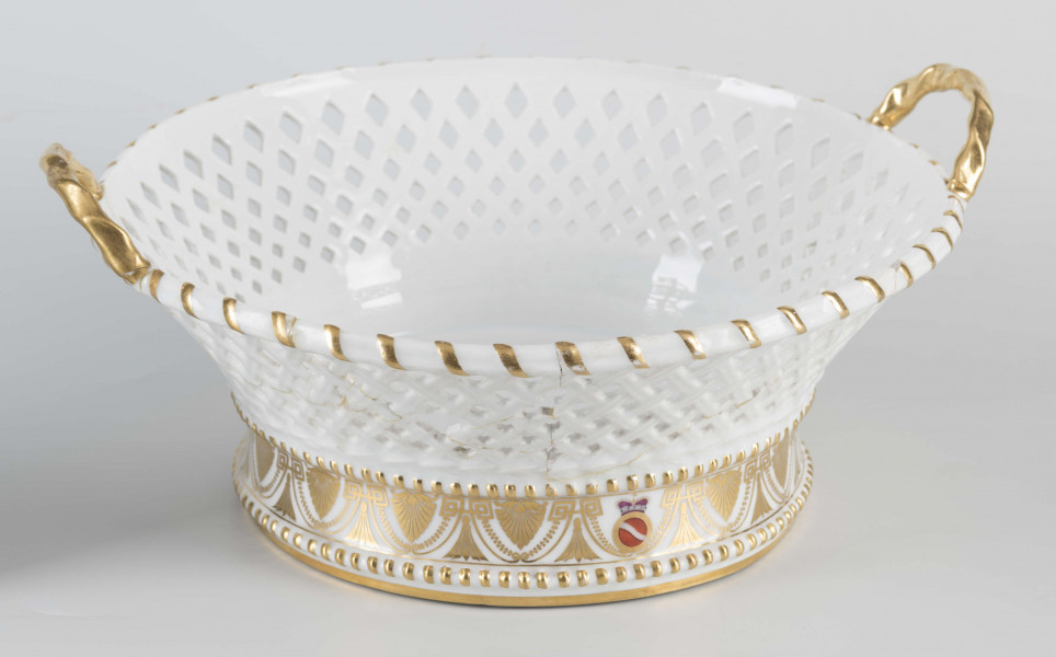 S/CS/40/ML - Kosz okrągły na pełnej podstawie wyodrębnionej dwoma wałkami , ścianki koniczne, ażurowew postaci plecionki koszykowej, z dwoma zaokrąglonymi uchami umocowanymi pionowo do górnej krawędzi. Podstawę obiega złocony fryz złożony ze stylizowanych pionowych palmet połączonych z giętymi liniami i girlandami perełek. W miejscu jednej palmety malowana okrągła tarcza z herbem Szreniawa pod  mitrą książęcą. Ucha złocone, złotem podkreślone krawędzie.
 