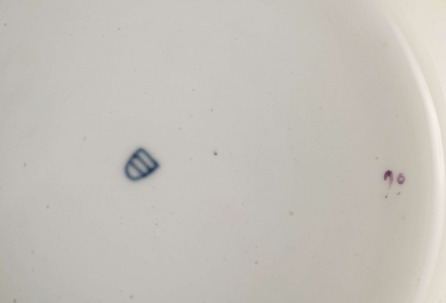 S/CS/1371/ML - Kosz konicznie wgłębiony, kołnierz ażurowy - w dolnej części pionowe równoległe pręty, w górnej ukośna kratownica), wylew obwiedziony półwałkiem. Dekoracja malowana barwnie: lustro obwiedzione wicią winorośli z trzema gałązkami niezapominajek, elementy koszykowe konturowane zielenią, krawędzie od zewnątrz podkreślone błękitnymi pionowymi kreskami.  