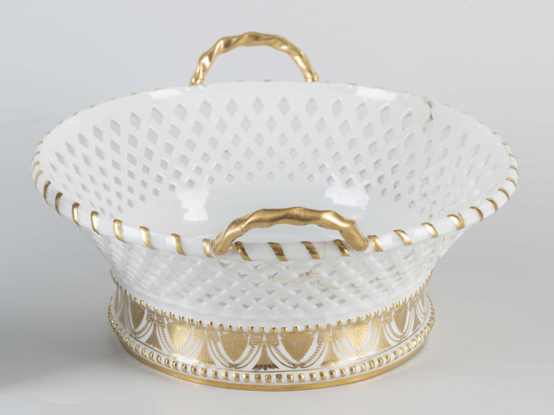 S/CS/40/ML - Kosz okrągły na pełnej podstawie wyodrębnionej dwoma wałkami , ścianki koniczne, ażurowew postaci plecionki koszykowej, z dwoma zaokrąglonymi uchami umocowanymi pionowo do górnej krawędzi. Podstawę obiega złocony fryz złożony ze stylizowanych pionowych palmet połączonych z giętymi liniami i girlandami perełek. W miejscu jednej palmety malowana okrągła tarcza z herbem Szreniawa pod  mitrą książęcą. Ucha złocone, złotem podkreślone krawędzie.
 