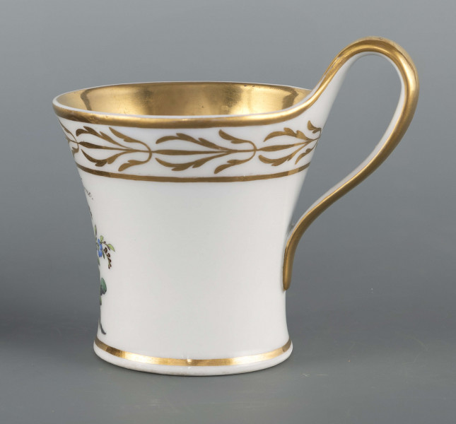 S/CS/145/ML - Filiżanka koniczna, ucho pętelkowe. Dekoracja malowana wielobarwnie i złocona. Frontalnie na białym tle malowany bukiet niezapominajek a nad nim napis złotem 