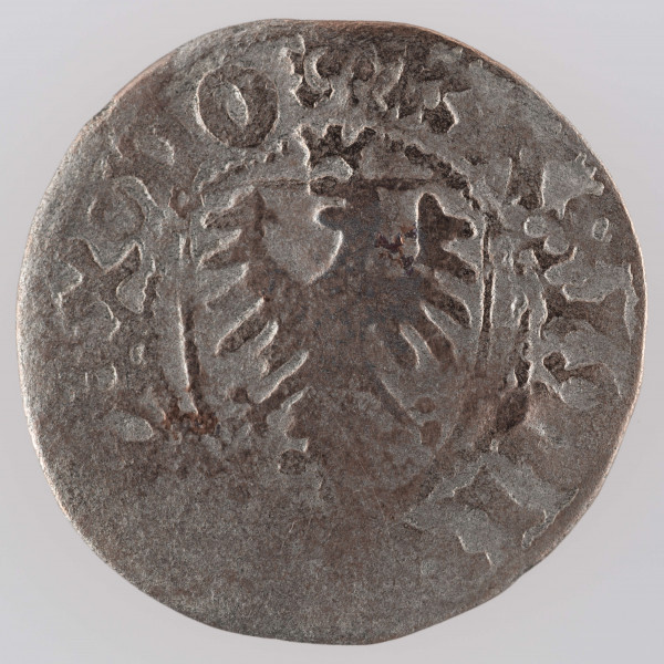 N/6430/10/ML - AV. W tarczy orzeł jagielloński. Całość ujęta pojedynczym otokiem, w części juz zatartym. Legenda dookolna:
K A S I M I R (V S)  R) E X  P O

RV. W tarczy korona, pod nią dwa krzyże jeden nad drugim. Całość ujęta pojedynczym otokiem ziarnistym?
M O N (E T A  C I) V I T

Fragmenty legendy ujęte nawiasami nieczytelne wskutek zatarcia.