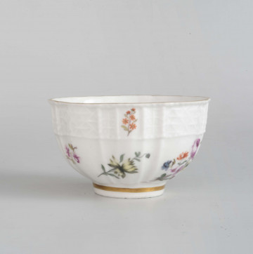 Czarka półkulista o falistym konturze brzegu, na pierścieniowatej podstawie, wokół brzegu plecionka w typie 