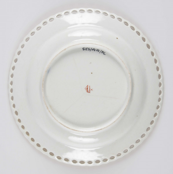 S/CS/1414/ML - Talerz głęboki, okrągły,  krawędż zdobiona ażurem w postaci łańcuszka.  Dekoracja malowana brązem: na kołnierzu wić winorośli z owocami, w lustrze 4 regularnie rozmieszczone drobne gałązki, ażurowa krawedź podkreślona złotem.
 