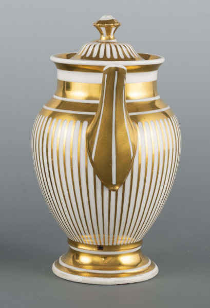 S/CS/1382/ML - Stopa lejkowa, profilowana, korpus owoidalny, szyja cylindryczna z lekko wywinietym wylewem, pokrywka wysklepiona z wystającym uchwytem w formie rozetki, dziobek rurkowy, ucho wysokie w formi litery 