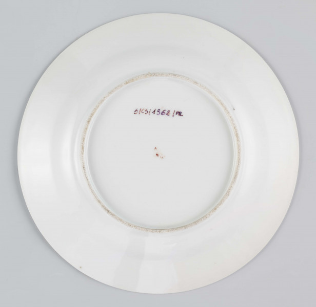 S/CS/1362/1/ML - Talerz płytki, okrągły, gładki, biały, kołnierzujety w dwa złote paski, na kołnierzu złoty owalny medalion z herbem Pomian i monogramem rozdzielonym W O.
Na spodzie sygnatura malowana czerwienią:
 