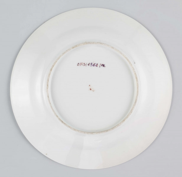 S/CS/1362/1/ML - Talerz płytki, okrągły, gładki, biały, kołnierzujety w dwa złote paski, na kołnierzu złoty owalny medalion z herbem Pomian i monogramem rozdzielonym W O.
Na spodzie sygnatura malowana czerwienią:
 