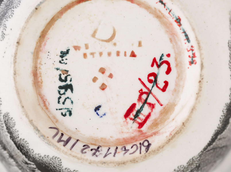 Filiżanka dzwonowata na pierścieniowej podstawie, ucho pętelkowe w kształcie cyfry 