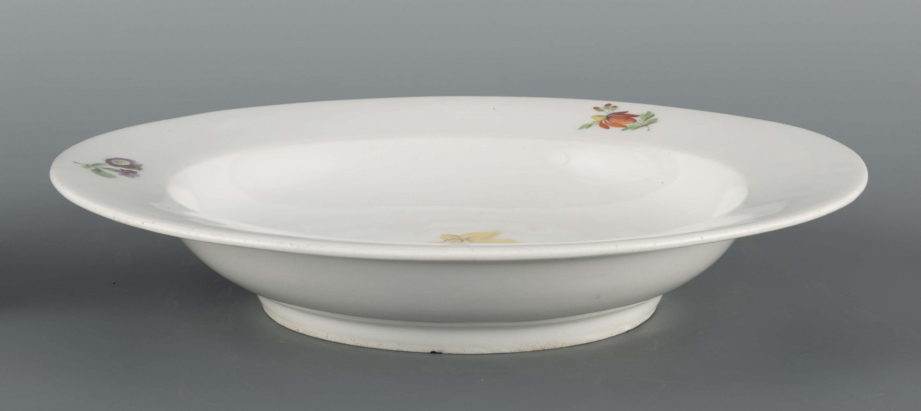 S/CS/1453/ML - Talerz głęboki, okrągły, gładki. Dekoracja malowana wielobarwnie: w lustrze bukiet z żółtym żonkilem, czerwonymi onętkami i bratkiem polnym, na kołnierzu 3 drobne gałązki z kwiatami.

 